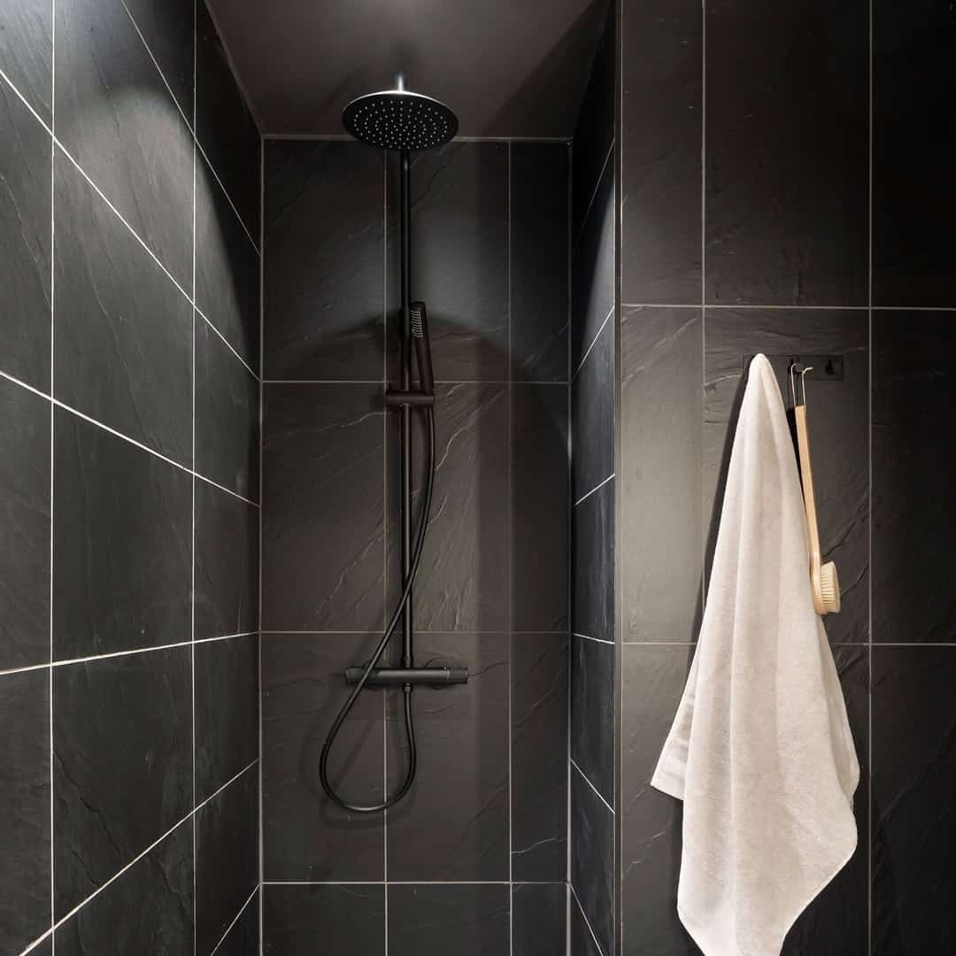Bodengleiche Dusche mit dunklen Natursteinoptik-Fliesen aus dem Fachhandels-Sortiment in Oranienburg.
