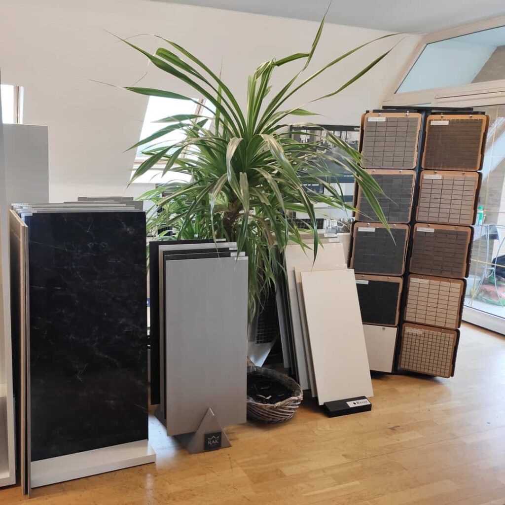 Vielfältige Musterausstellung für die strukturierte Materialplanung von Fliesen und Sanitärprojekten.