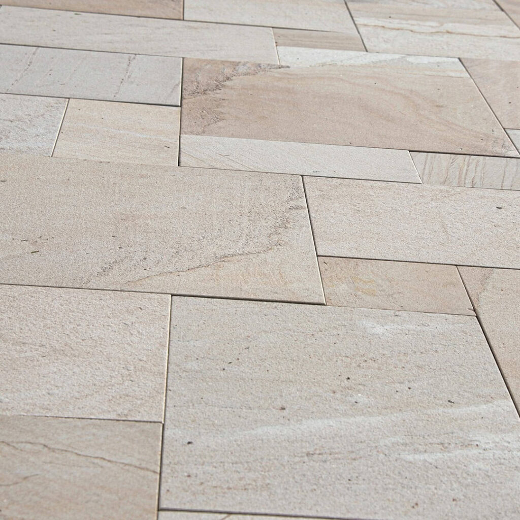 Detailaufnahme von verlegten Outdoor-Fliesen und strukturierten Terrassenplatten für Projekte in Velten.