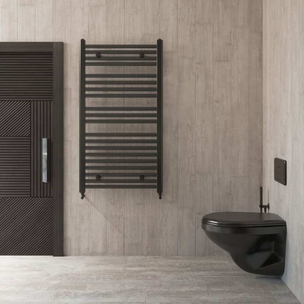 Mattschwarzes Wand-WC und moderner Handtuchheizkörper vor einer hellen Holzoptik-Wand im Raum Hennigsdorf.