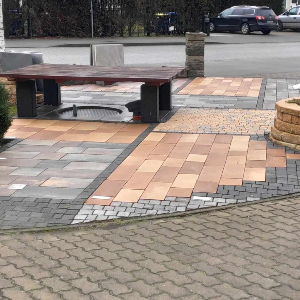 Verlegte Musterflächen für die wetterfeste Auswahl von Terrassenplatten und Outdoor-Belägen im Außenbereich.