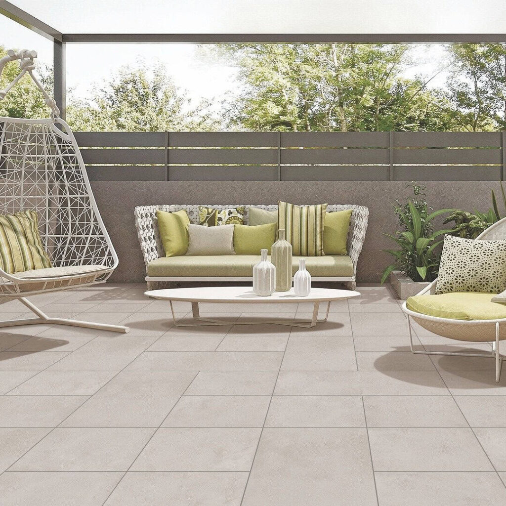 Helle, großformatige Terrassenplatten auf einer weitläufigen, modern gestalteten Außen-Terrasse in Velten.