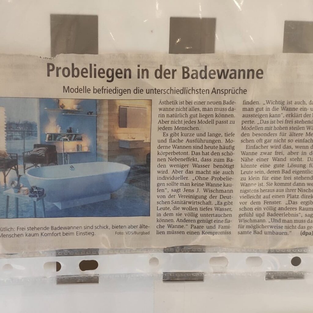 Ein dpa-Zeitungsartikel über die Bedeutung des Probeliegens und der Ergonomie beim Kauf einer Badewanne.